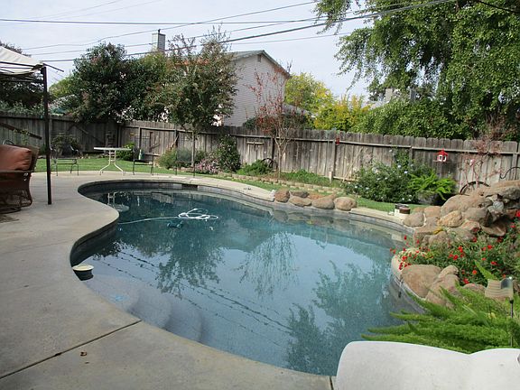 2nd image of 211 Olive St