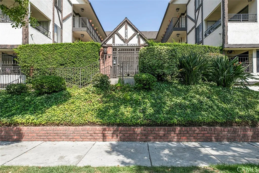 2 bed, 1215 sqft, $3,700 — Photo 1