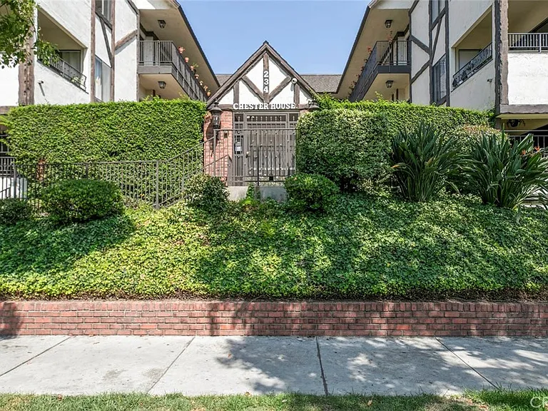 234 N Kenwood St — Photo 1