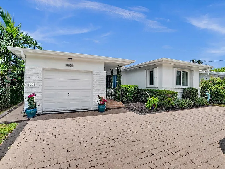 8851 Byron Ave — Photo 32