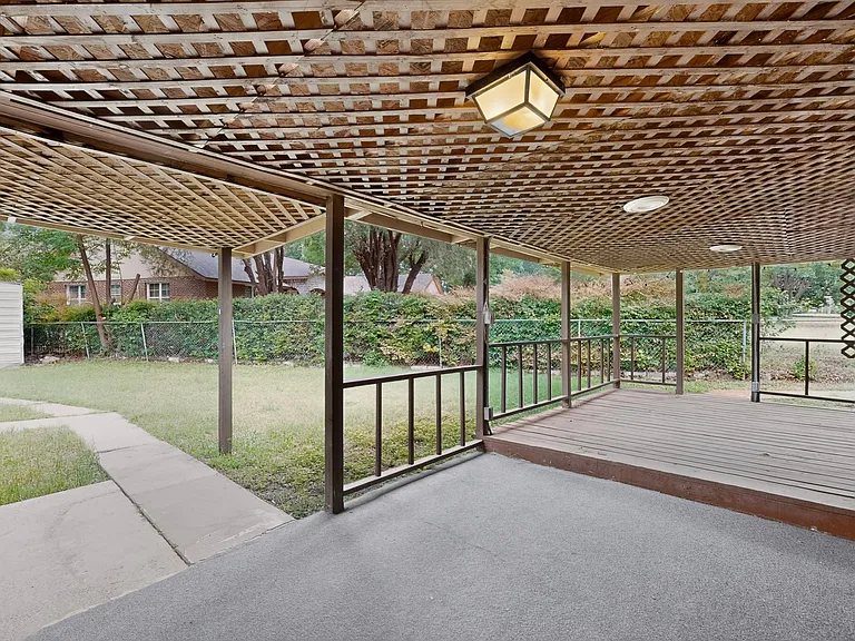 1016 Sproles Dr — Photo 40