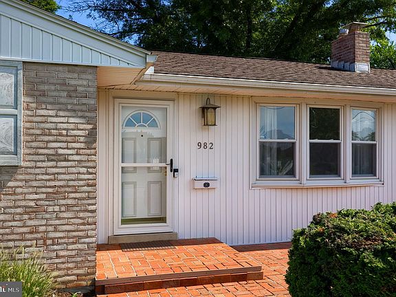 4th image of 982 Daffodil Dr