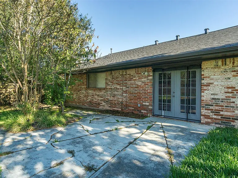 2119 Williamsburg Ct S — Photo 19