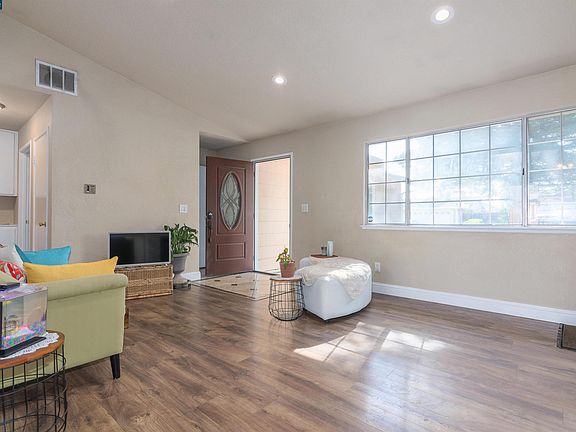 4th image of 2052 Newport Dr