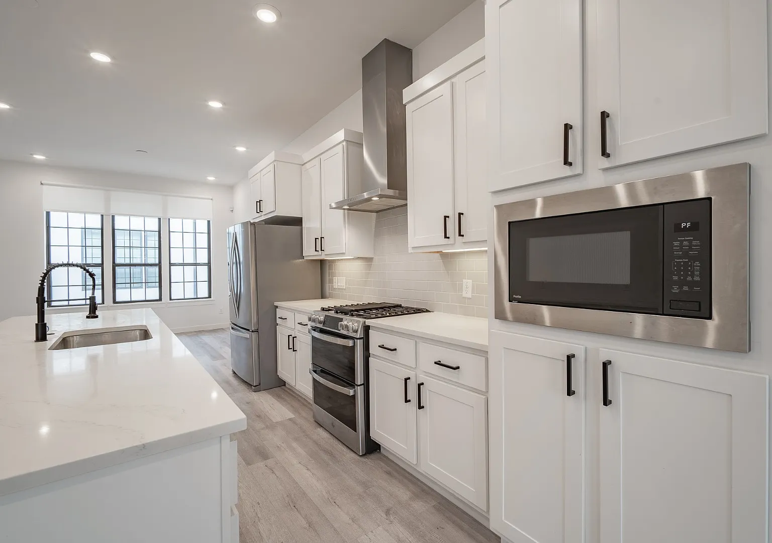 Modern 3-Story Townhome with Private Balcony & Attached Garage in the Heart of Dallas — Photo 4