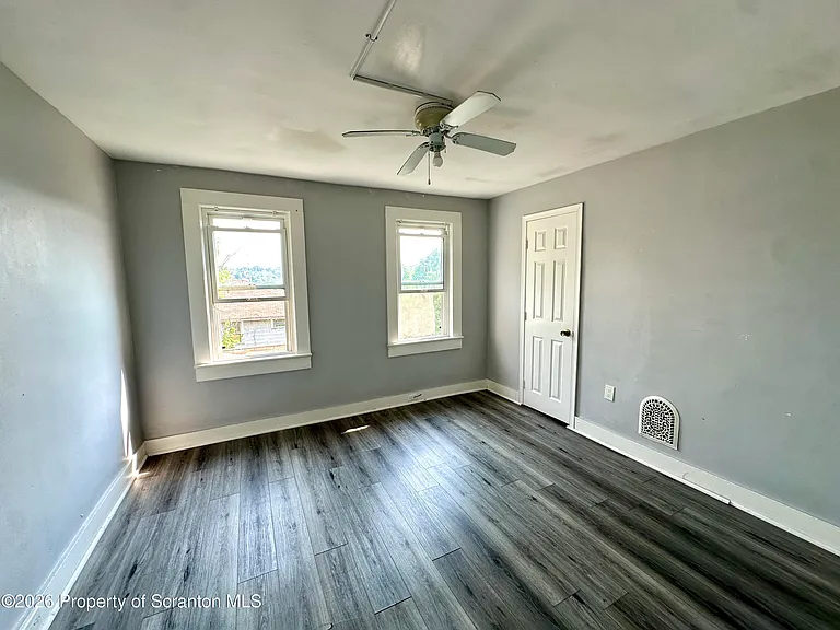 124 Crown Ave — Photo 8