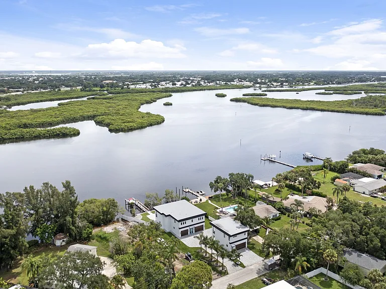 711 Tropical Dr — Photo 13