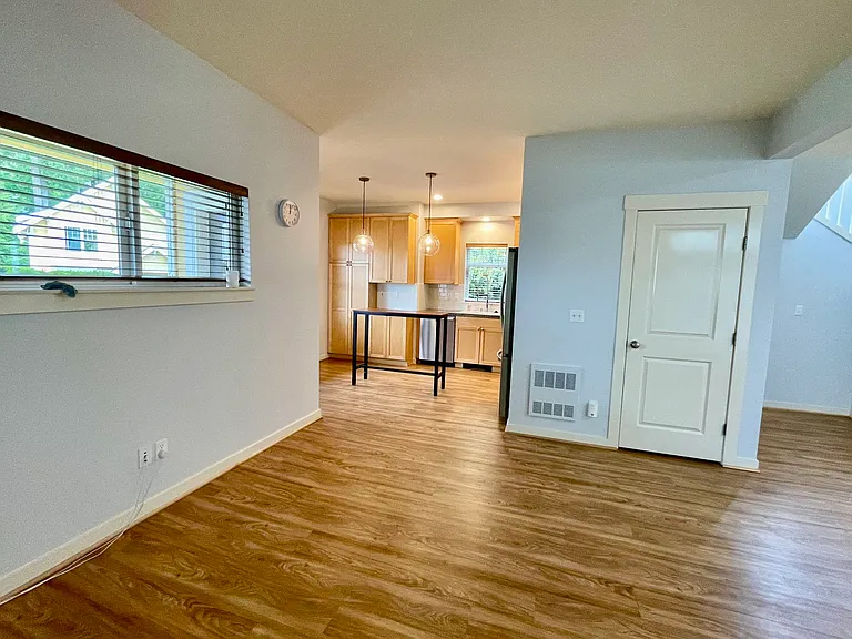 1898 NE Kincaid Walk — Photo 8