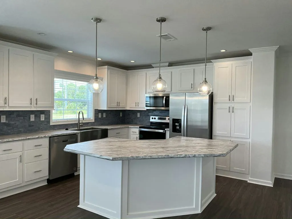 3 bed, 2.0 bath, 1356 sqft, $1,549 — Photo 2