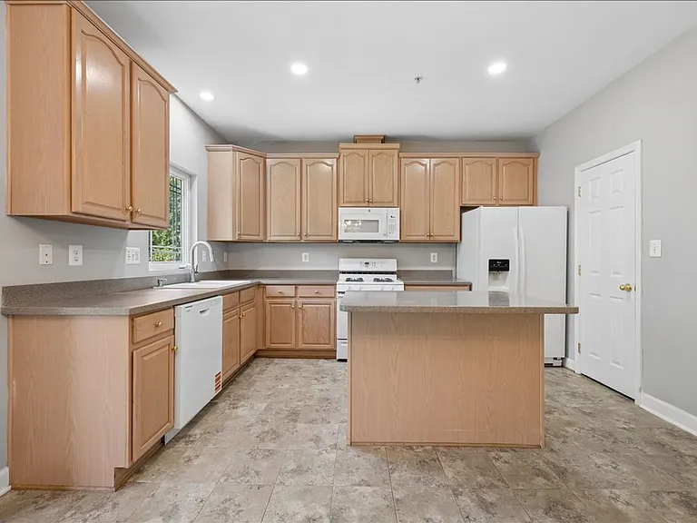 1004 Collindale Ave — Photo 11