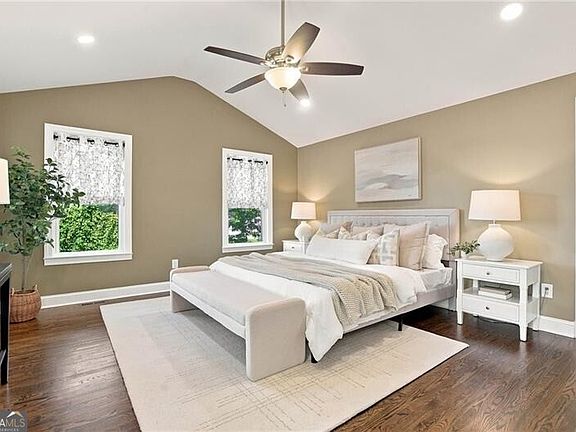 4th image of 932 Sharon Cir SE