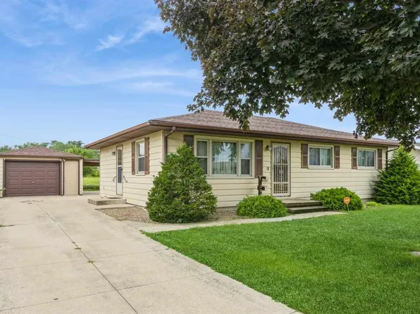 334 32nd St NW, Cedar Rapids, IA 52405