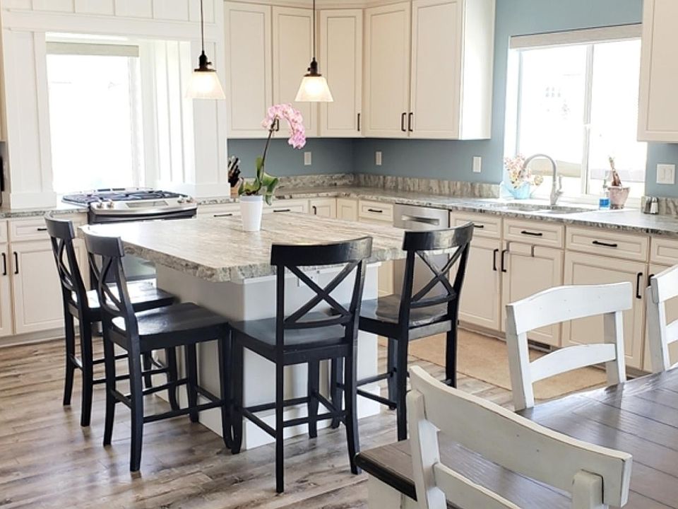 Large, beautiful kitchen with upgraded cupboards, granite countertops, and flooring!