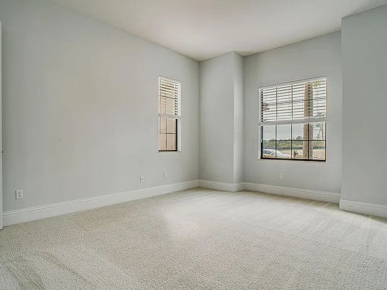 170 SE Calmo Cir — Photo 12