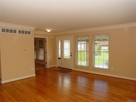 4th image of 40642 Newport Dr