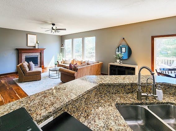 3rd image of 15114 Oakwood Dr