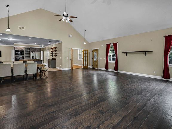 5th image of 143 Harrison Cir