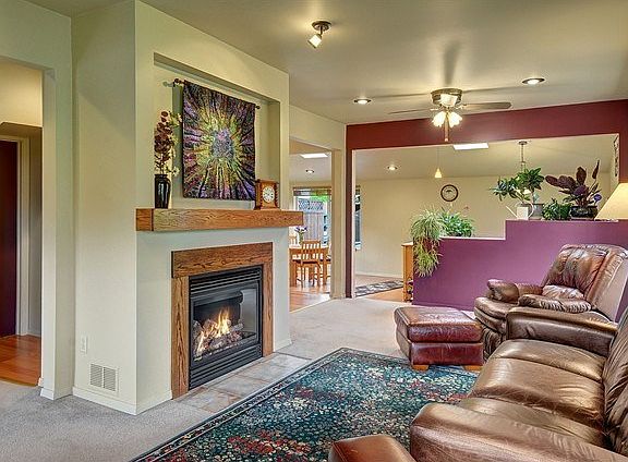 Comfortable living room with gas fireplace.