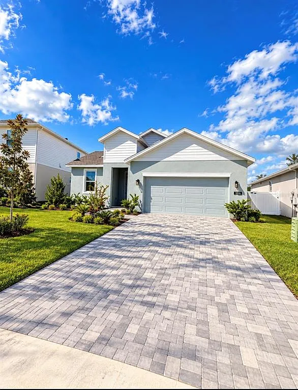 3 bed, 2.5 bath, 2022 sqft, $2,600 — Photo 1