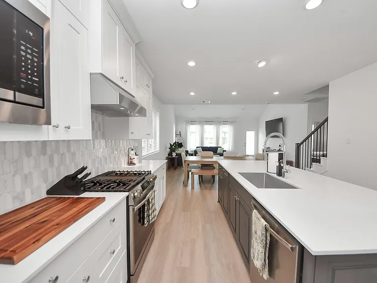 4946 Sky Bluff Dr — Photo 12