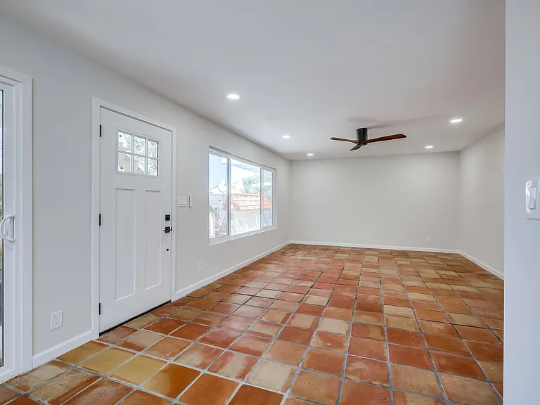 205 W Escalones #B — Photo 2