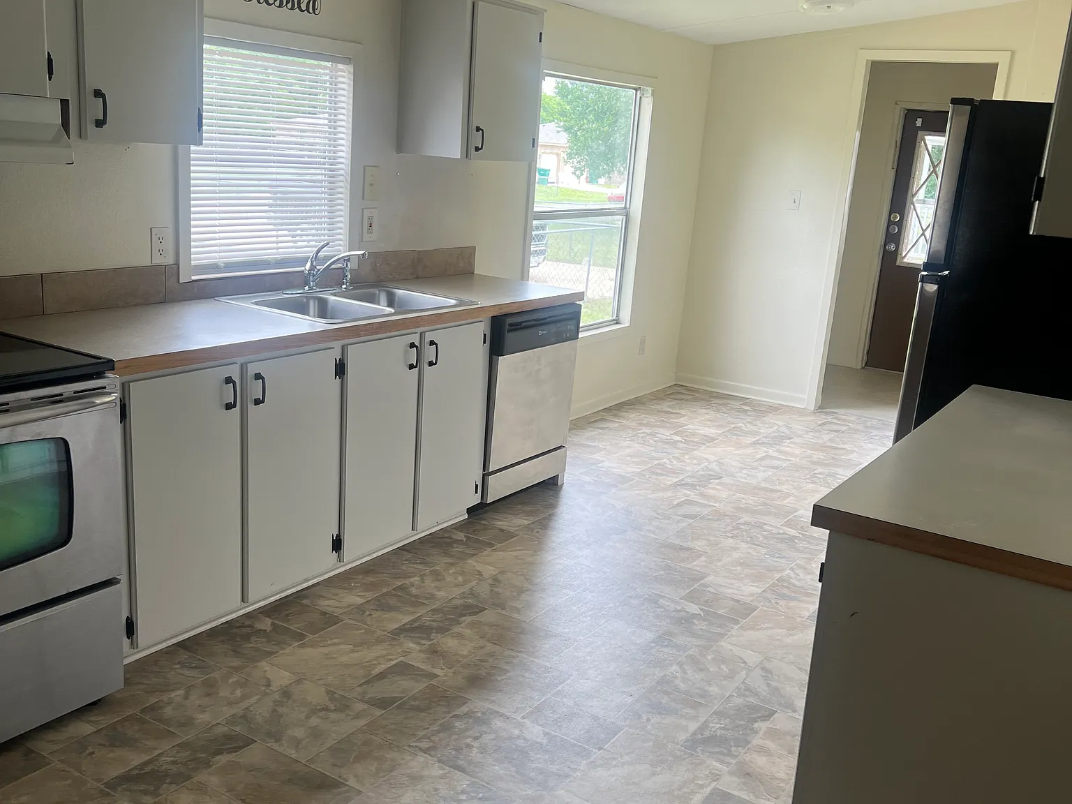 3 bed, 1250 sqft, $1,200 — Photo 2