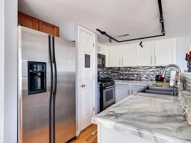 943 Baxter Ave #101 — Photo 5