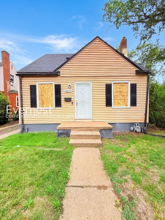 3 bed, 1.0 bath, 810 sqft, $1,295 — Photo 1