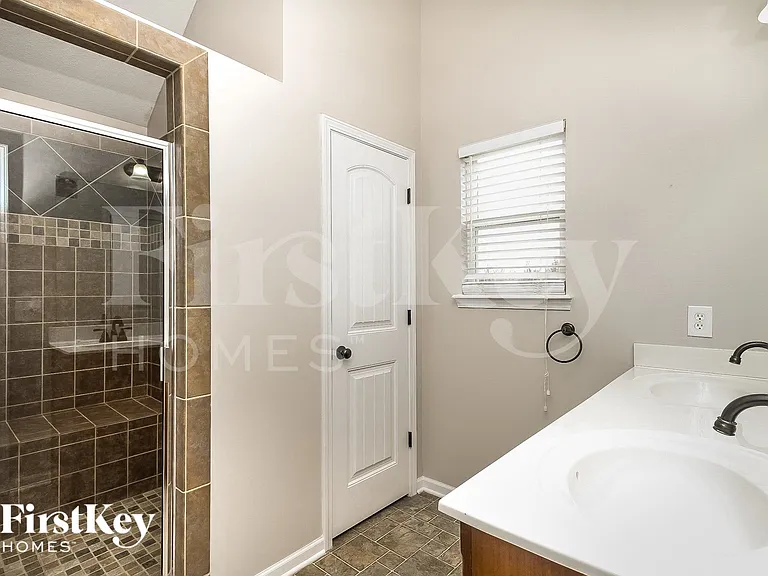 8500 N Kensington Ave — Photo 9