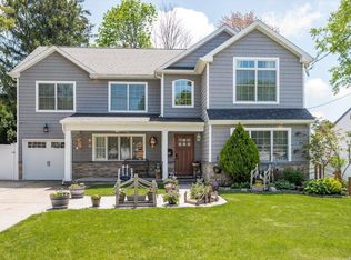 1109 Meadowbrook Rd, Merrick, NY 11566