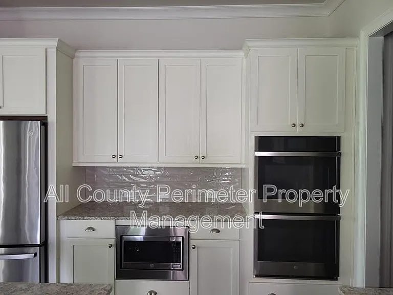 819 Olmsted Ln — Photo 6