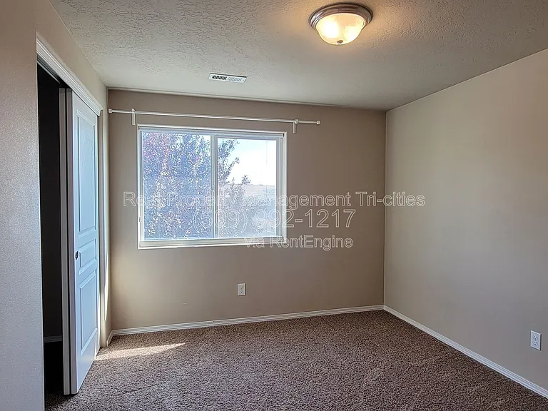 533 Jordan Ln — Photo 15