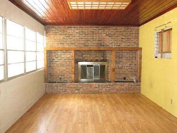 4th image of 504 Prairie Lake Dr