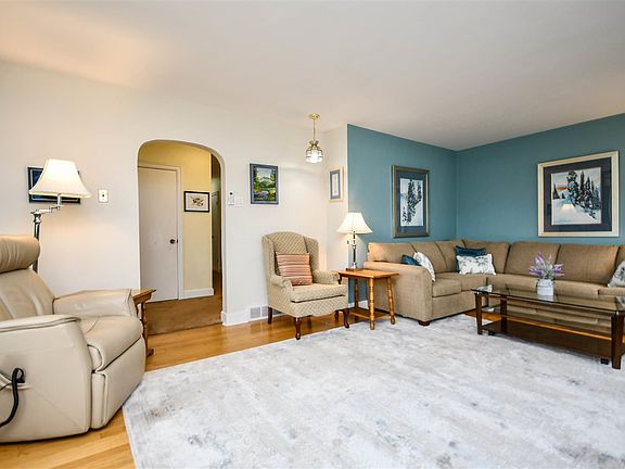 4th image of 25 Penhorn Dr