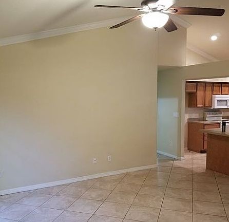 3rd image of 860 Aleutian St NE