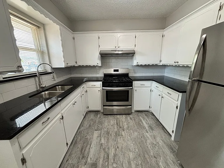 University Apartments - 301 N University Dr, Edmond, OK 73034 — Photo 5