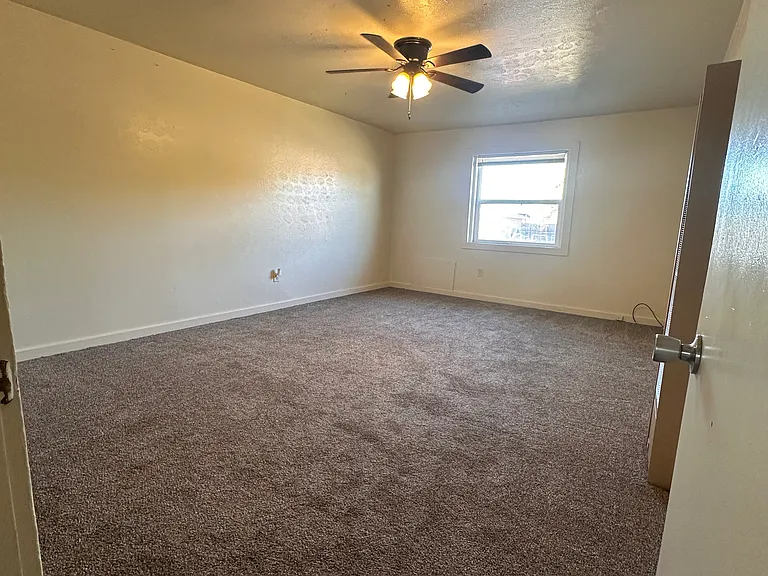 501 W Ross Ave — Photo 10