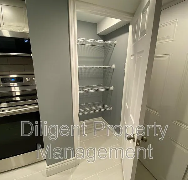 369 Applegrove Ave #LOWER — Photo 8