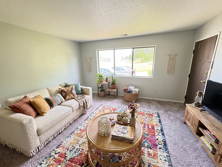 1200 Meadow Ln — Photo 1