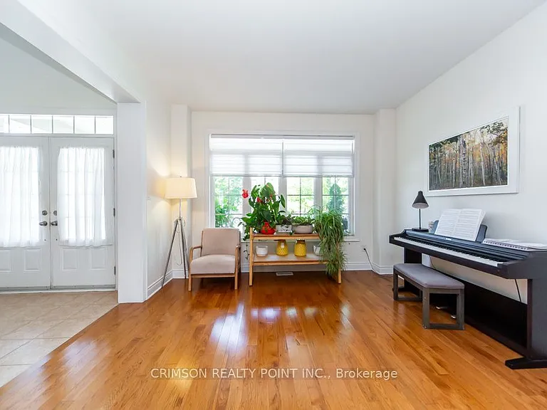 2304 Canterbury Cres — Photo 6