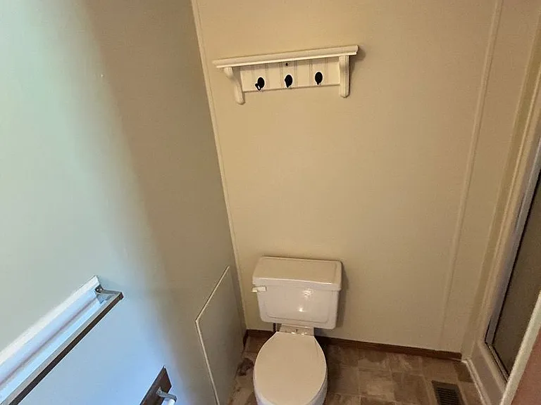 320 Thompson Rd — Photo 10