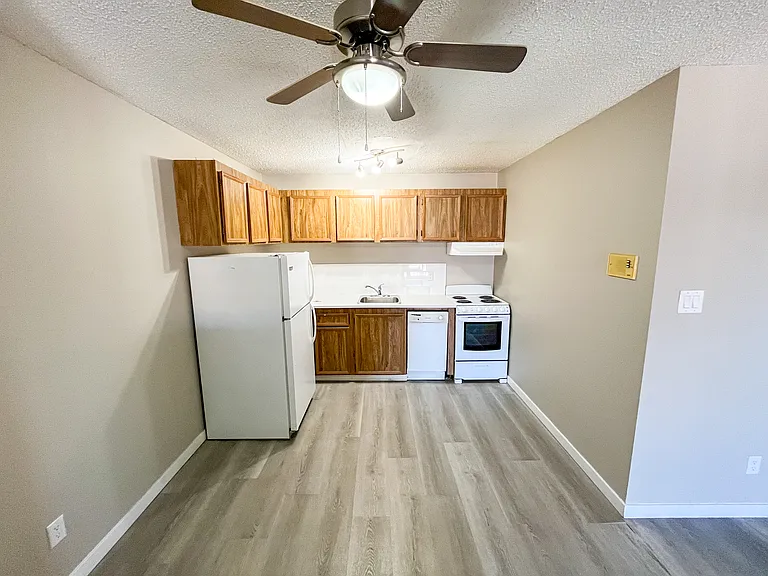 906 Duchess St — Photo 12