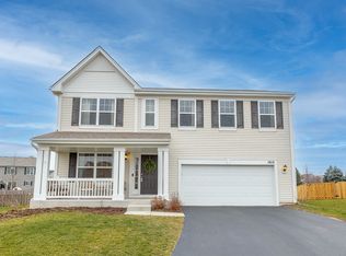 1615 Lake Bluff Ln, Pingree Grove, IL 60140