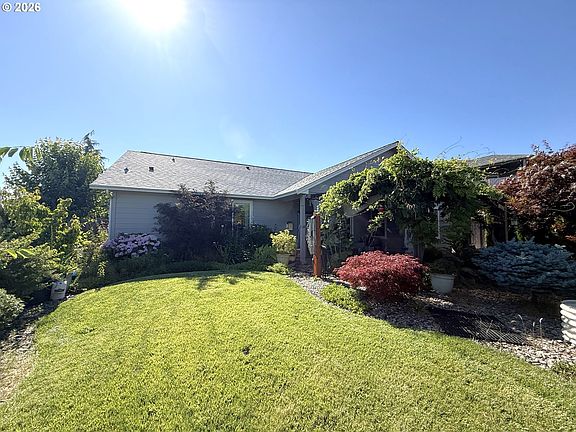 3rd image of 784 Pebble Creek St