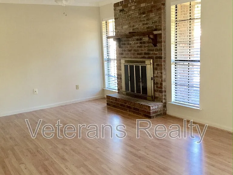 867 Vee St — Photo 3