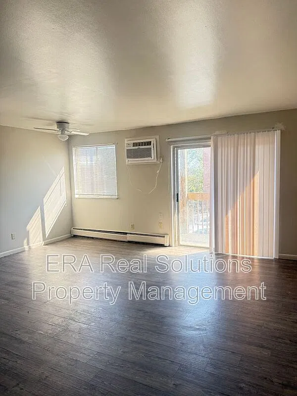2 bed, 1.0 bath, $950 — Photo 2