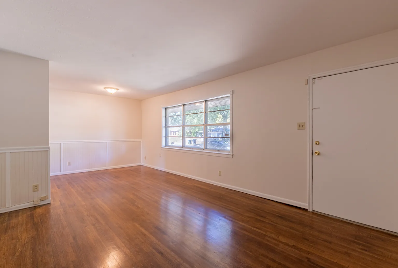 3 bed, 1.5 bath, 1330 sqft, $1,200 — Photo 2