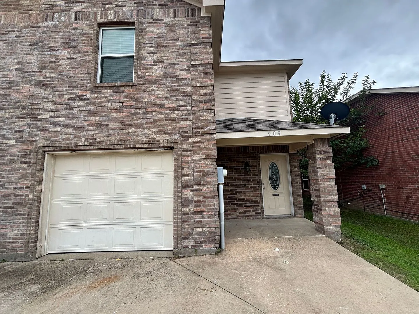 Spacious 2-Story Duplex With Private Fenced Yard — Photo 2