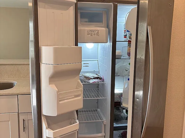 Refrigerator with Freezer