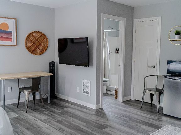 4th image of 15448 9th Ave SW #D